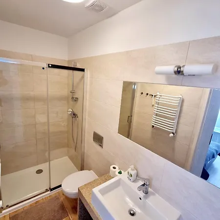 Arka - Z Osobnymi Wejsciami Na Parterze